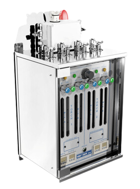 Immagine del miscelatore mod. M04D di Cryotek Eng, che mostra un telaio compatto e multifunzionale con quattro miscelatori autonomi. Il design efficiente ottimizza l’organizzazione del processo produttivo. Le valvole micrometriche per la taratura del flusso sono evidenziate, assicurando un controllo diretto e accurato sulla miscela. I segnali di pressione digitali e le prese calibrate sono visibili, garantendo l’omogeneizzazione dei flussi gas. 